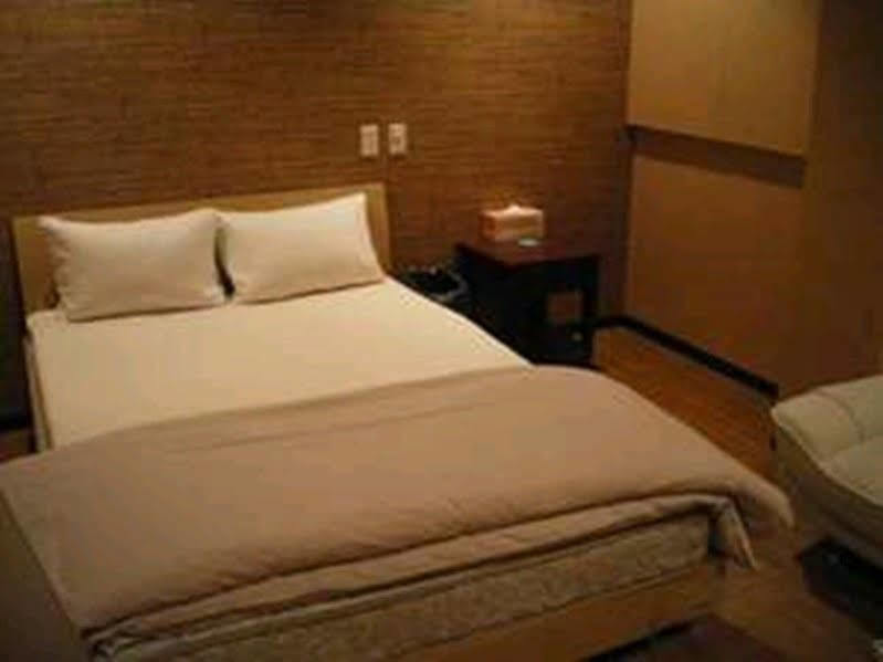 Uehonmachi Plaza Hotel (Adults Only) Ōsaka Exterior foto